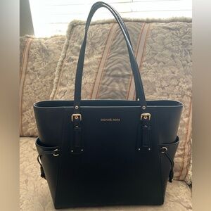 NWOT Michael Kors Voyager Black Tote with Textured Leather and Gold Accents